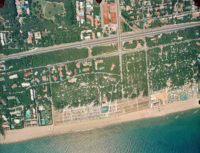 Imagen a&eacute;rea de Gav&agrave; Mar (a&ntilde;o 1996) donde se puede ver todo el camping "Albatros" y todo el camping "La Tortuga Ligera"